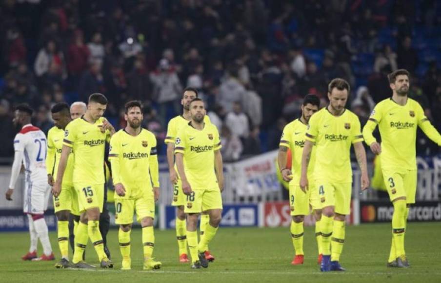 Los jugadores del Barcelona al final del partido contra el Lyon.