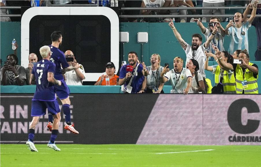 Messi gritó su primer gol frente a unos periodistas argentinos que estaban gritándole a ‘Buba‘ López durante el penal.