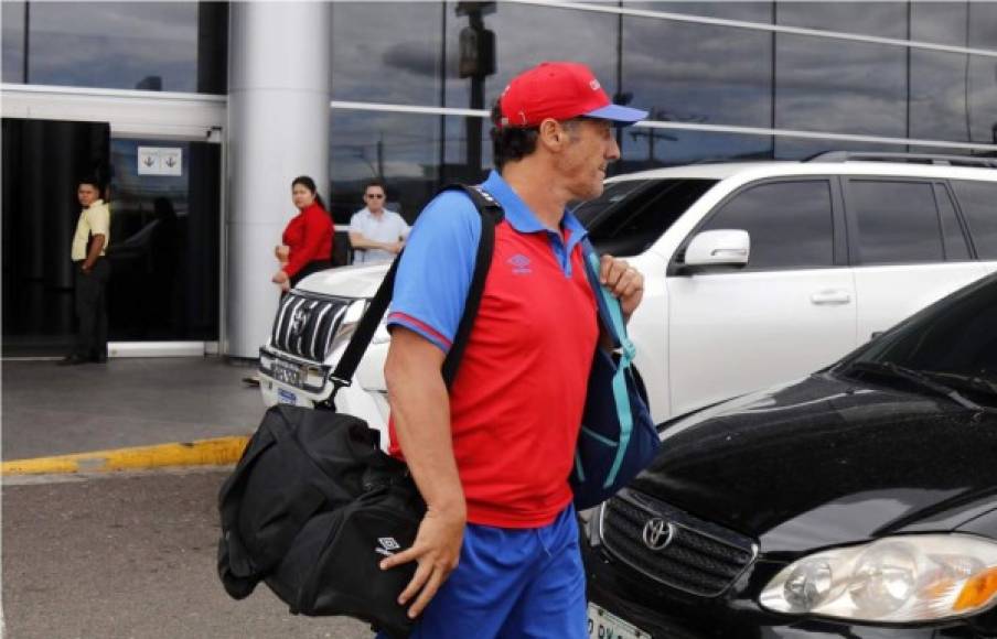 El entrenador argentino Pedro Troglio salió rápido y no dio declaraciones en la terminal aérea.