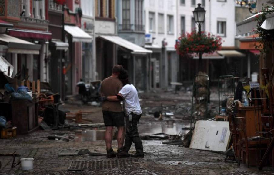 En el oeste de Alemania se ha confirmado hasta ahora la muerte de 103 personas, en lo que es la peor catástrofe natural de este país desde el fin de la guerra.