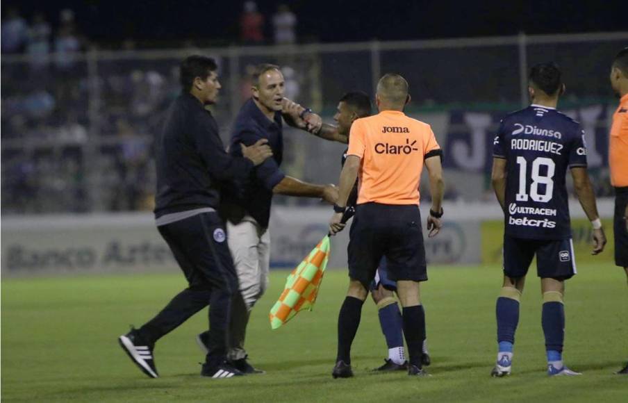 ‘La Tota‘ Medina enloqueció tras ser expulsado por el árbitro Armando Castro.