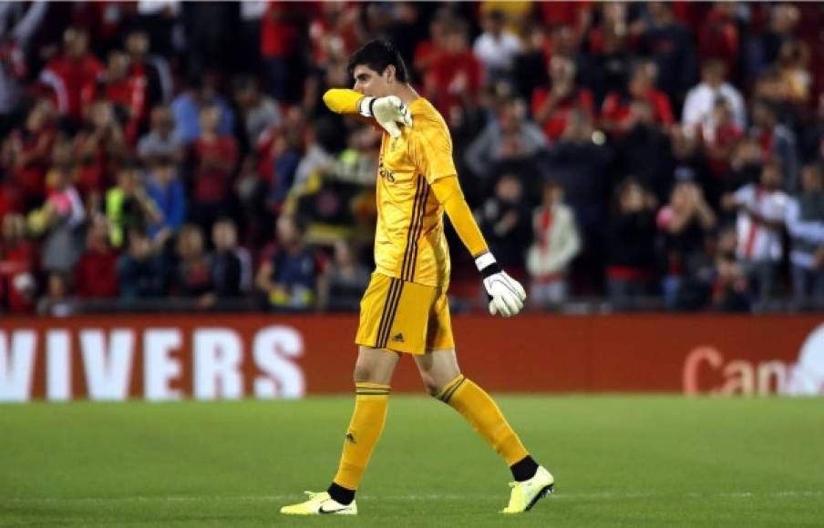 El sufrimiento de Thibaut Courtois al final del partido tras la derrota.