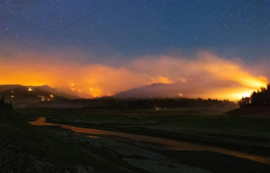 Se emitieron avisos de evacuación para grandes áreas de un condado de California donde un gigantesco incendio arrasó más de 8.000 hectáreas y del que el viernes estaba controlada solo una quinta parte, de acuerdo con autoridades locales.