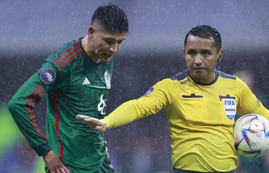 La Selección Mexicana dejó dudas en la cancha del Azteca al imponerse con un arbitraje controvertido del salvadoreño Iván Bartón.