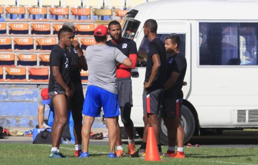 El entrenador del Olimpia estuvo dialogando en el entrenamiento de este viernes con algunos de los jugadores que serán titulares en La Ceiba.