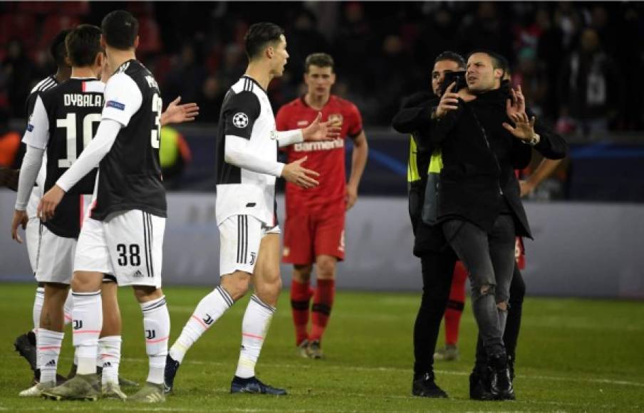 CR7 se deshizo del contacto del hincha, antes de que los responsables de seguridad alejaran al aficionado.