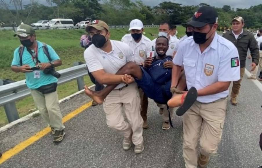 Imágenes compartidas en redes sociales por periodistas mexicanos muestran a los funcionarios migratorios y agentes de la policía detener por la fuerza a decenas de migrantes.