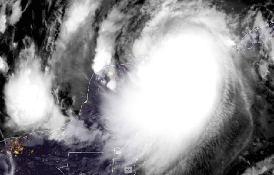 Según el pronóstico, el huracán recorrerá Quintana Roo y el vecino Yucatán para la noche de este mismo miércoles para regresar al mar por el Golfo de México y seguir hacia Estados Unidos.
