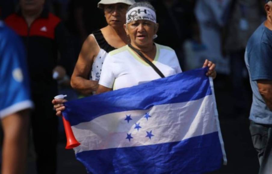 Una señora participa de la manifestación del Primero de Mayo.