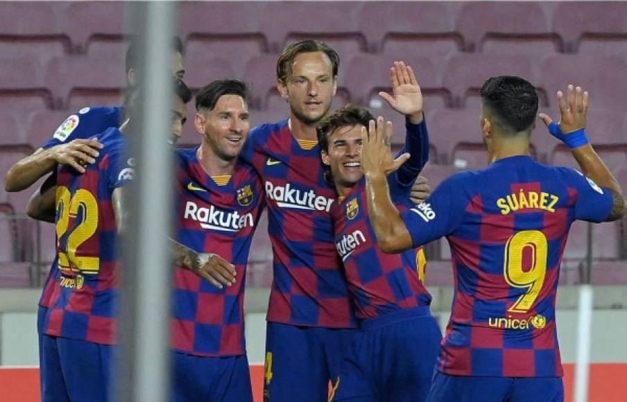 Los jugadores del Barcelona celebraron con Messi el autogol de Diego Costa.