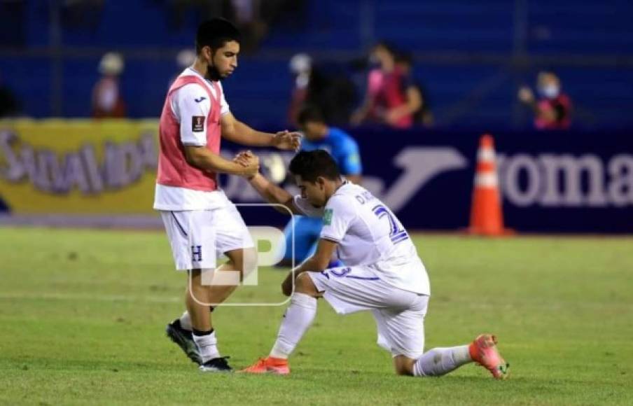 Jonathan Rubio consolando a su compañero Diego Rodríguez, uno de los que más corrió y terminó fundido.