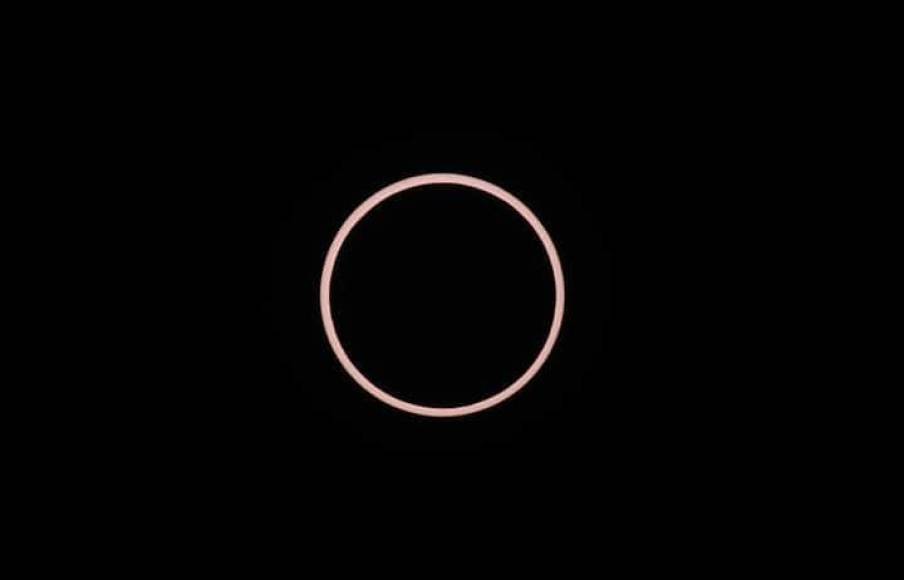 A consecuencia de esto, en el eclipse solar anular, la Luna se ve como un disco oscuro encima de un disco más grande y brillante, creando lo que parece un anillo alrededor de la Luna.