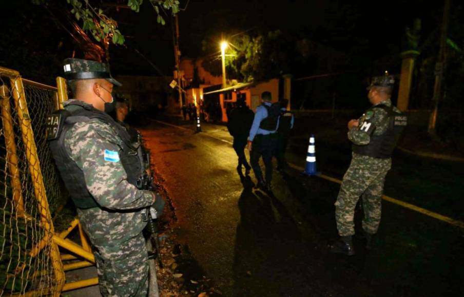 Los militares y policías impidieron el ingreso a la zona crecana a la vivienda del expresidente Juan Orlando Hernández. 