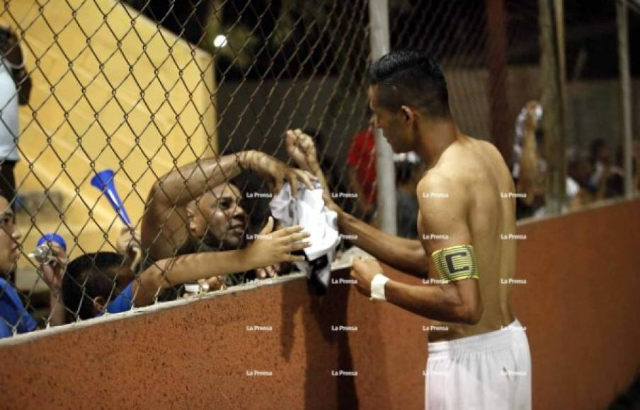 Juan Ángel Delgado, capitán del Honduras Progreso, regaló su camiseta a un aficionado progreseño.