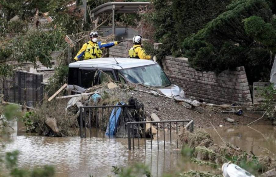 La prefectura de Nagano, al noroeste de Tokio, fue una de las más damnificadas debido al desbordamiento del río Chikuma, que fluye a través de la región. Anegó varias localidades, dejando varados a sus residentes, que tuvieron que ser rescatados en helicópteros y barcas.