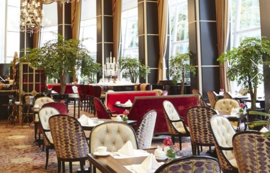 El hotel cuenta con seis restaurantes y varios bares para que sus huéspedes pueden acceder a platillos de alta cocina sin tener que salir del St. Regis.