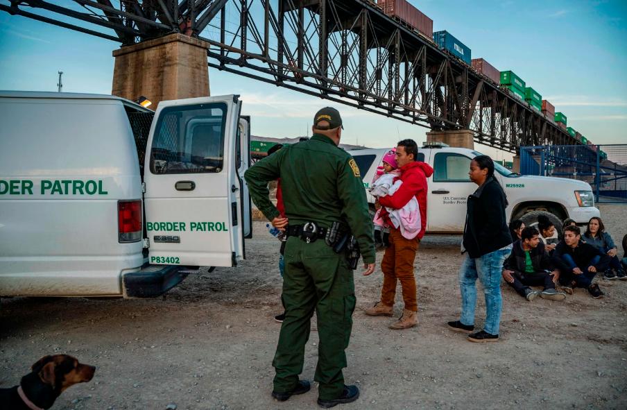 Demócratas piden a Biden que descarte la detención de familias migrantes