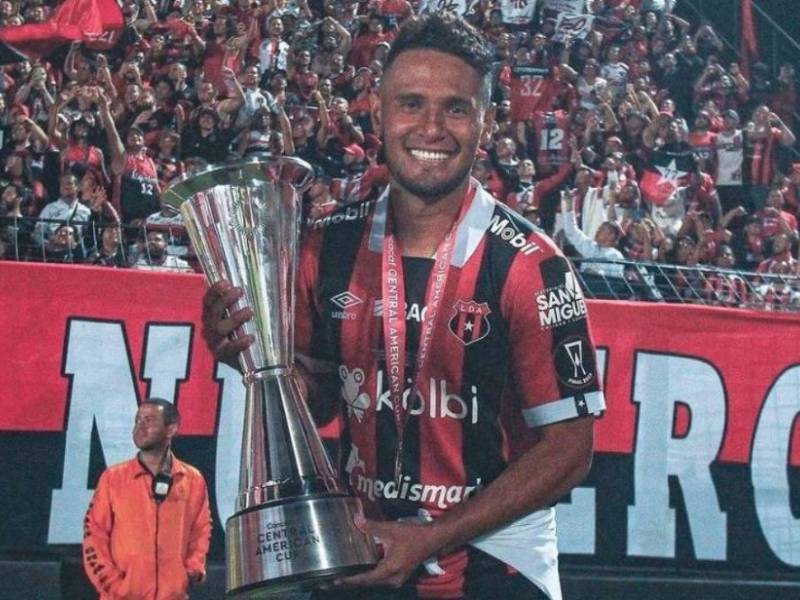 El hondureño Alex López llegó desde el 2018 al Alajuelense de Costa Rica y en el 2021 se le venció su contrato, pero su buen rendimiento llevó a la directiva a ampliar su vínculo por tres años más.