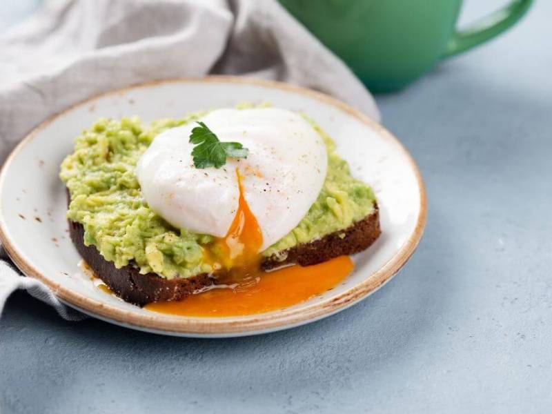Este platillo no solo es delicioso, sino que también está cargado de nutrientes esenciales que te ayudarán a empezar tu día con energía o a disfrutar de un brunch balanceado.