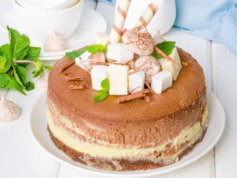 El cheesecake de café y chocolate es un deleite irresistible que fusiona dos de los sabores más apreciados en la repostería.