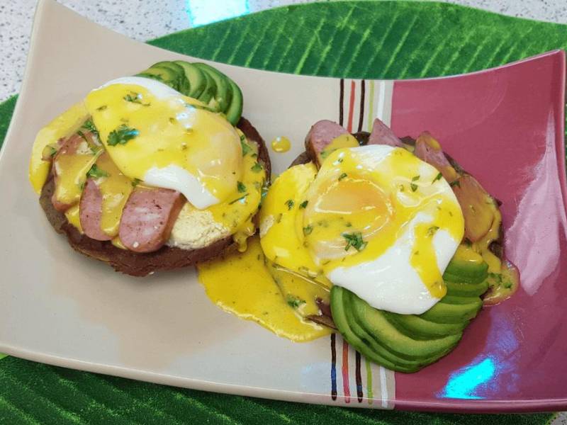 Huevos benedictinos catrachos