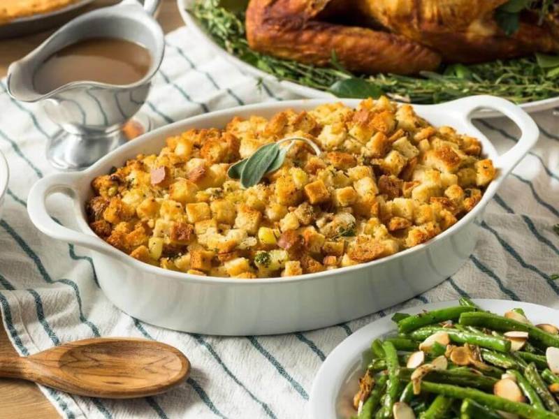 Relleno de pan con salchicha y hierbas