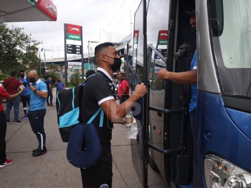 Cuatro futbolistas y el entrenador del equipo Azul no pudieron viajar por problemas de visado.