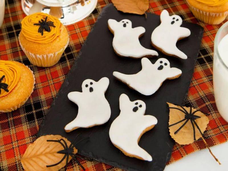 Anímate a probar esta receta de galletas en forma de fantasma y conviértete en el alma de la fiesta este Halloween.