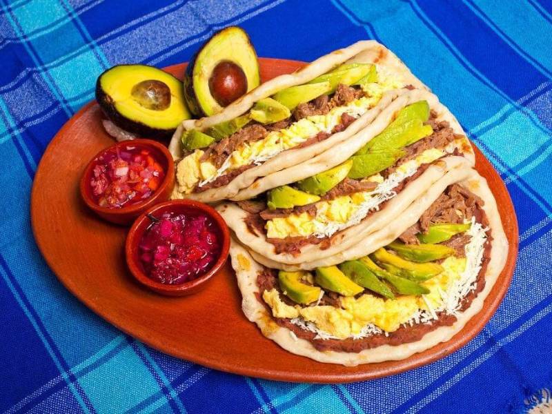 Puedes acompañar estas baleadas con café, horchata o cualquier refresco de tu preferencia.