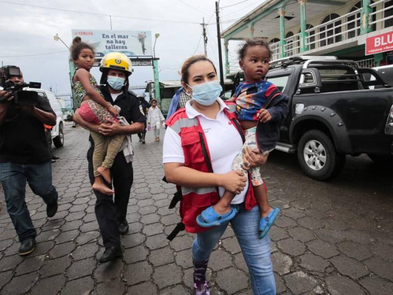 El NHC recordó que hay un aviso por paso de tormenta tropical desde Cabo Blanco (Costa Rica) hacia el norte hasta la frontera con Nicaragua y Honduras.