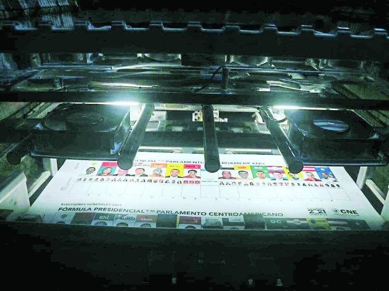 Las máquinas de impresión trabajan las 24 horas del día para tener listas las papeletas lo más pronto posible.