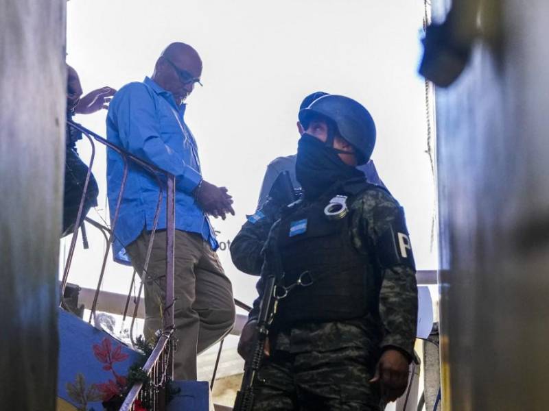 El director de una cárcel de máxima seguridad, José Rodimiro Arita, es custodiado por policías militares.