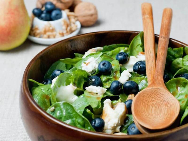 Ensalada de otoño con nueces y aderezo de arándanos