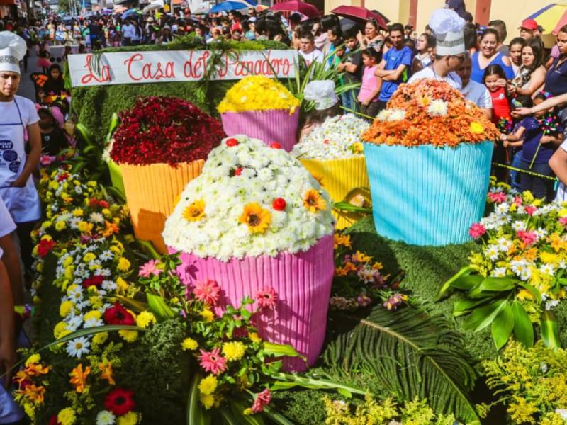 El Instituto Hondureño de Turismo, filial Siguatepeque, celebra este año la Octava Edición del Festival de las Flores a realizarse del 5 al 8 de octubre. A las familias que tienen planeado viajar en este Feriado Morazánico, se les invita hacer escala en Siguatepeque, y no se pierdan las diferentes atracciones que se han preparado para este popular y colorido festival.
