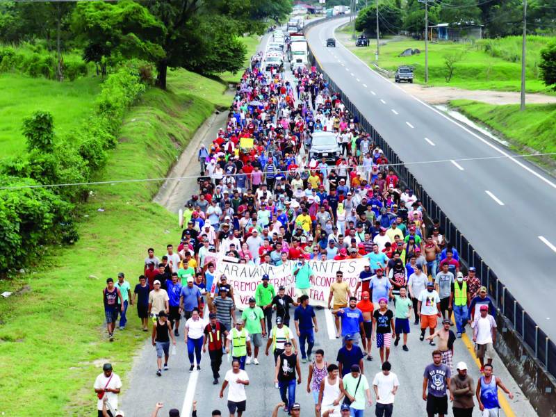 Cientos de migrantes avanzan en caravana en el municipio de Huixtla en el estado de Chiapas (México).