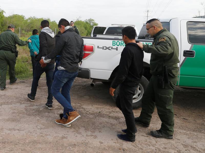 Agentes de la Patrulla Fronteriza de Estados Unidos (USBP) deteniendo a varios migrantes.