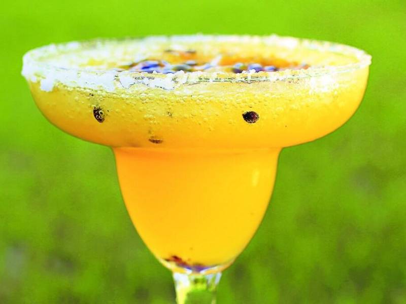 Margarita de mango y maracuyá