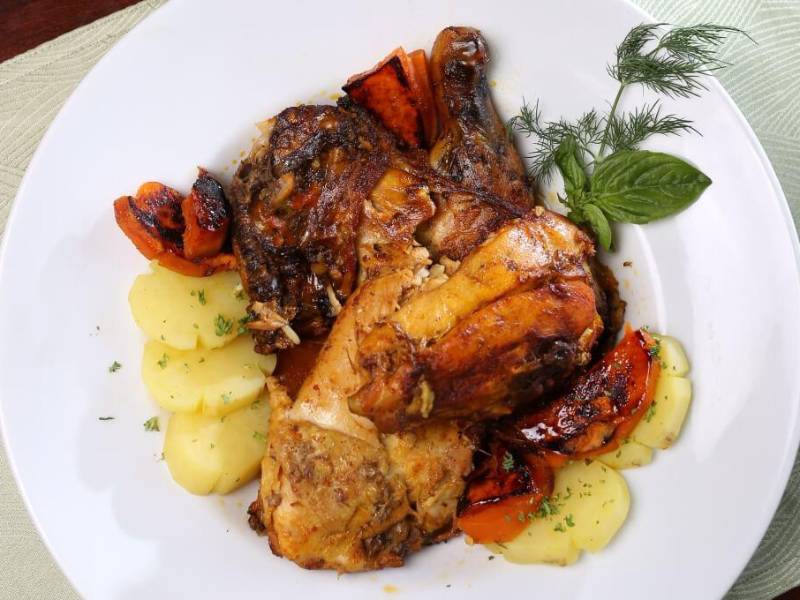 Pollo horneado con papas y camote
