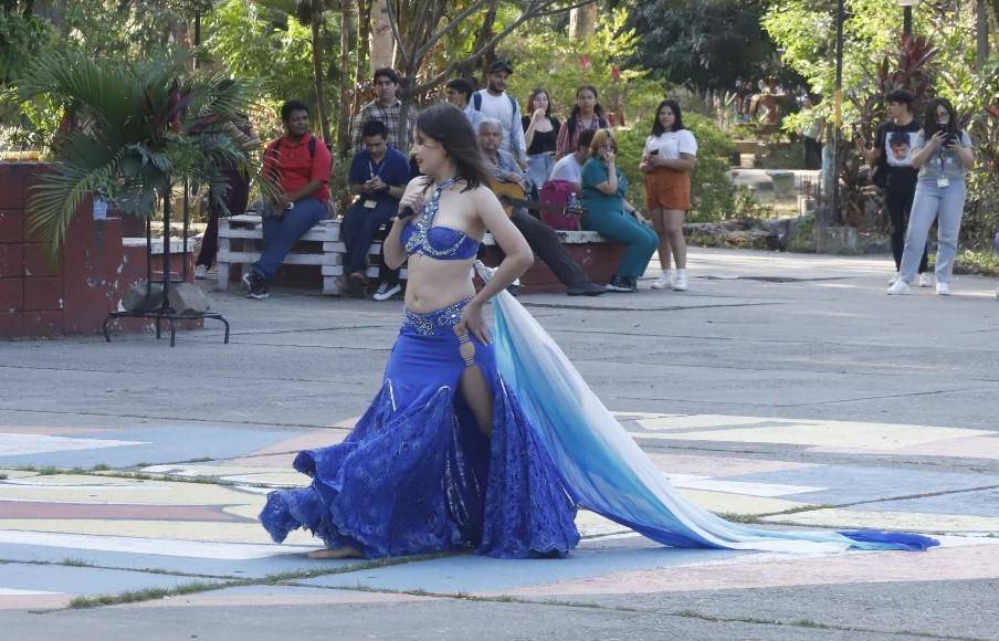 Con el propósito de destacar el talento de sus estudiantes, la Universidad Nacional Autónoma de Honduras en el Valle de Sula (Unah-vs) realizó este miércoles su segunda Feria del Artista, donde participaron jóvenes de todas las facultades.