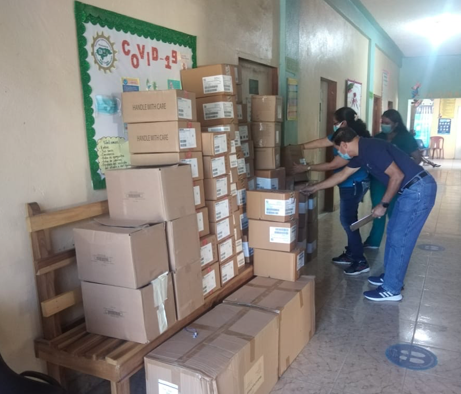 Entregan medicamentos e insumos a centros de salud