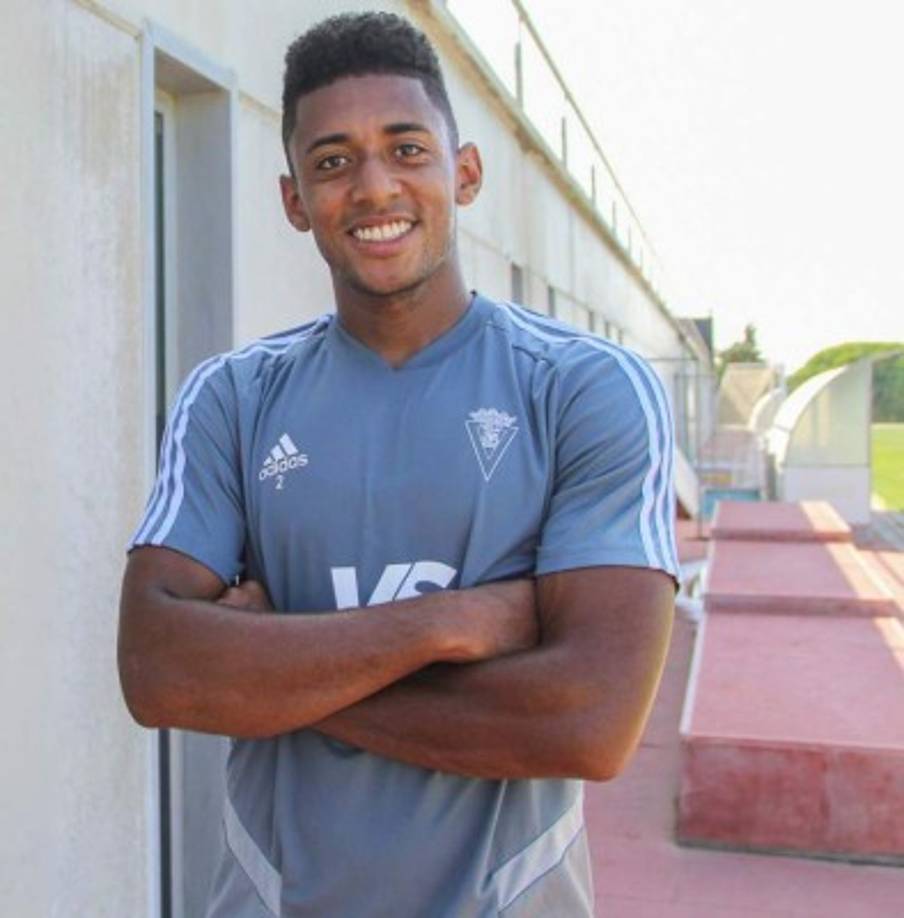 Antony Lozano se mostró feliz al lucir ya la camiseta del Cádiz de la segunda división de España.