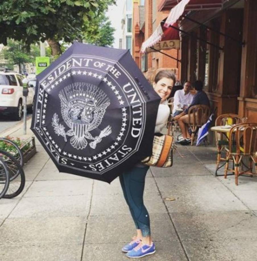 The Washington Post reveló la lista más reciente de sueldos y títulos del personal de gobierno, demostró que Westerhout gana US$ 130,000 al año.