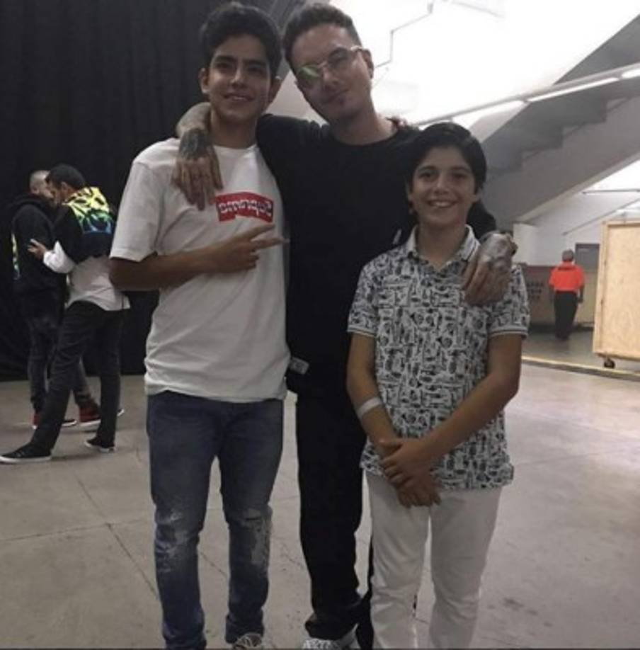 '¡Que guapos muchachos!', escribió en esta foto que compartió con sus más de 1,6 millones de seguidores en Istagram, en la imagen posan sus hijos con el cantante J Balvin.