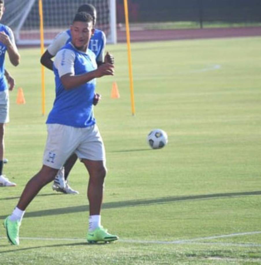 Bryan Acosta: Será uno de los centrocampistas de contención.