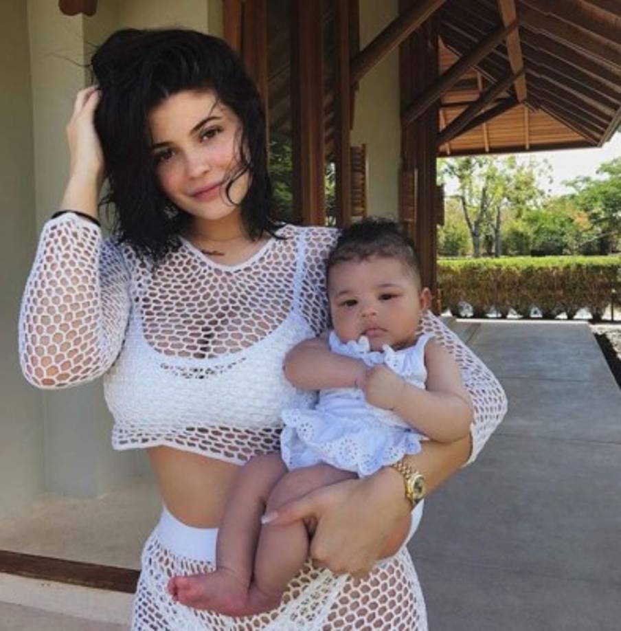 En esta imagen junto a su hija, Kylie se muestra radiante.