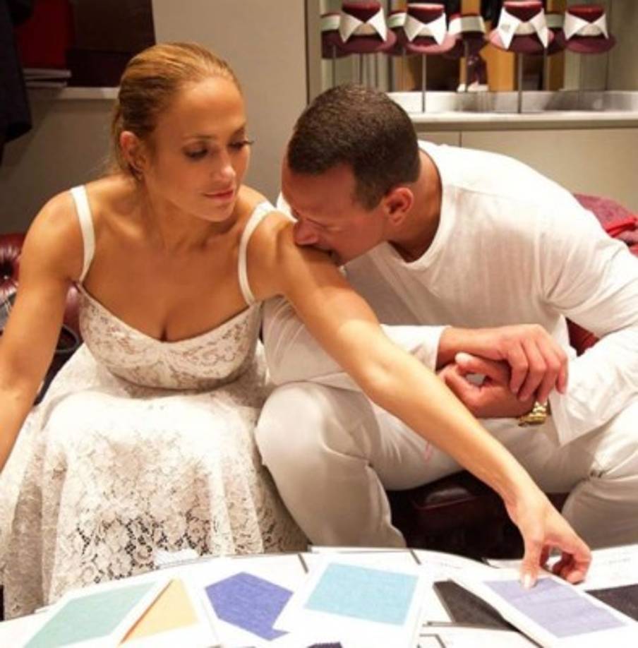 Desde hace aproximadamente un año y medio que se confirmó el romance entre Jennifer y Alex, pese a que no hablan de matrimonio, se les ha visto muy enamorados.