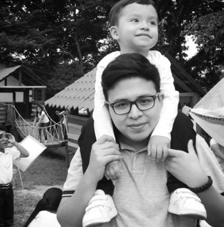 El padre del pequeño, Martin Cubillas está siendo aplaudido en las redes sociales, pues demostró que con un pequeño gesto de ingenio y amor, se puede sorprender a los más pequeños, en medio de esta crisis del coronavirus.