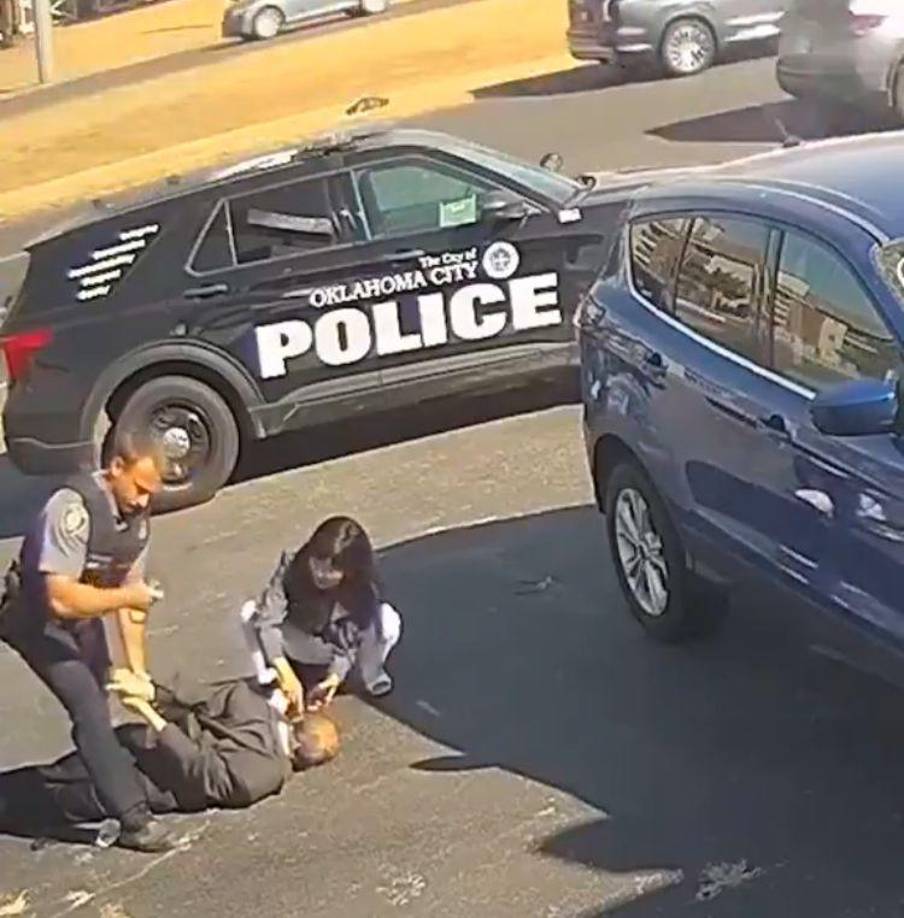 De igual forma, los presentes revelaron que lo que molestó a la autoridad fue que el adulto mayor lo intentó callar.