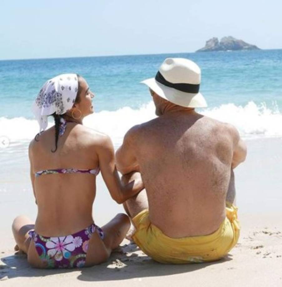 Biby también presumió su tonificada figura y la diminuta cintura que tiene a sus 48 años de edad.