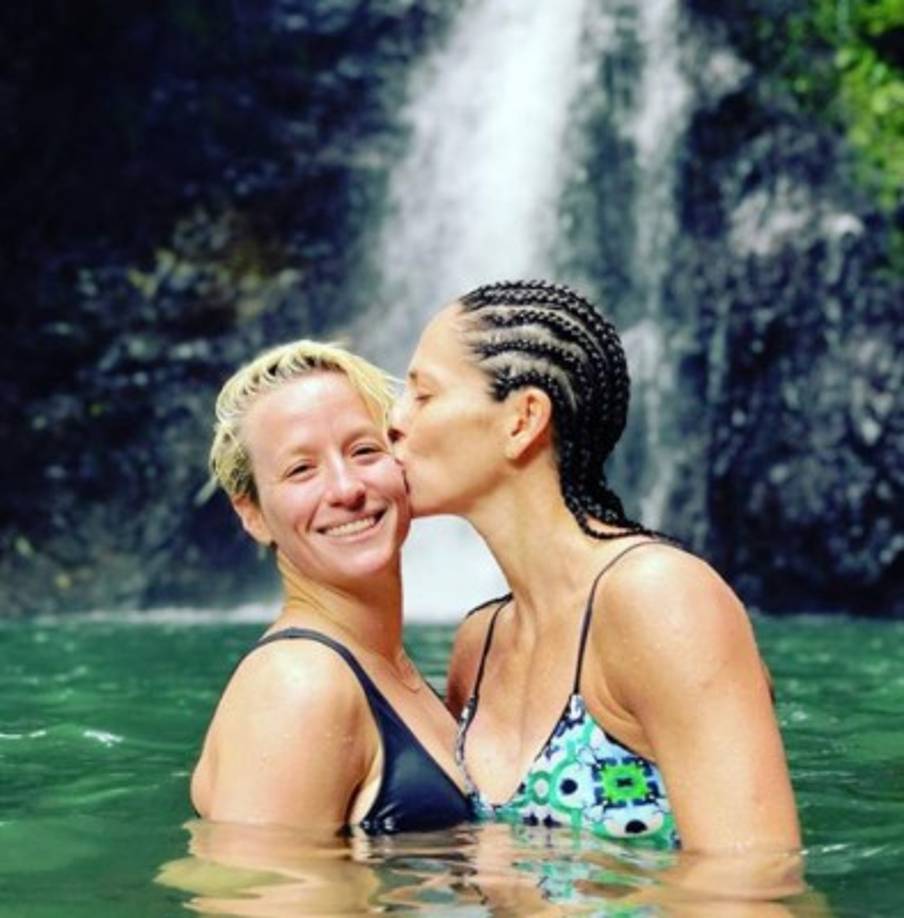 'Yo diría que su mensaje está excluyendo a las personas. Me está excluyendo. Está excluyendo a las personas que se parecen a mí', dijo Rapinoe. En la imagen aparece con su pareja, Sue Bird, jugadora de baloncesto de EEUU.